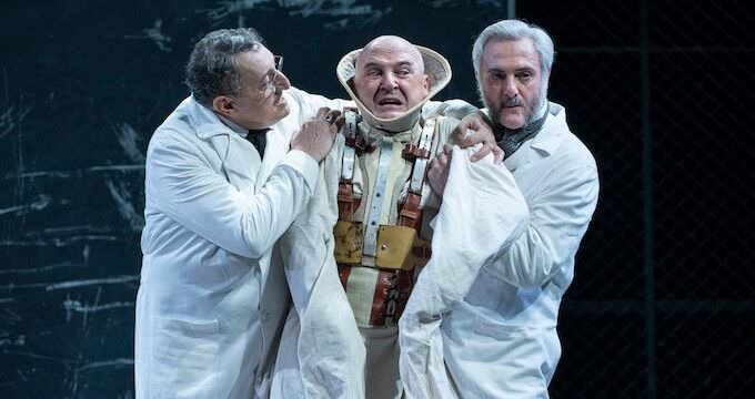 Sandro Lombardi, Paolo Pierobon e Giovanni Franzoni in "Cuore di cane" di Stefano Massini da Bulgakov