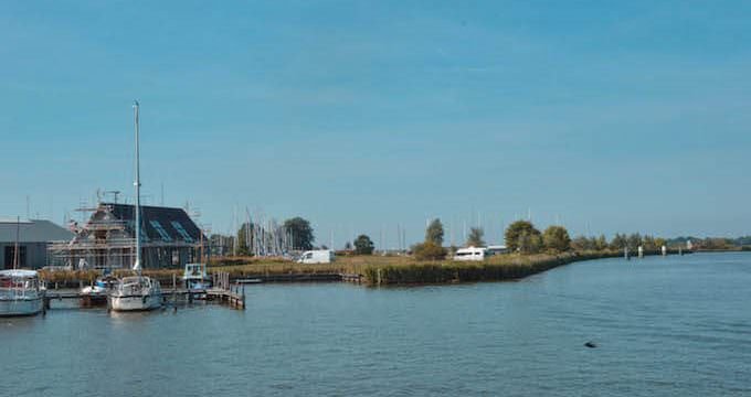 Un canale con ponte levatoio in Frisia, Olanda