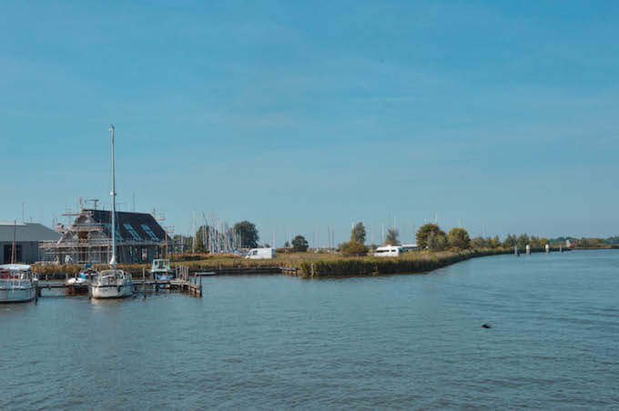 Un canale con ponte levatoio in Frisia, Olanda