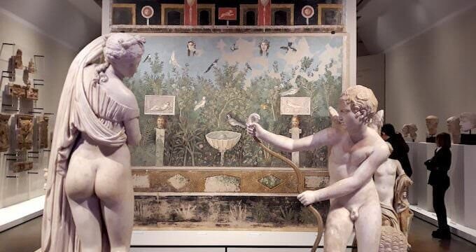 Una sala della mostra "Ovidio. Amori, miti e altre storie" allestita alle Scuderie del Quirinale a Roma