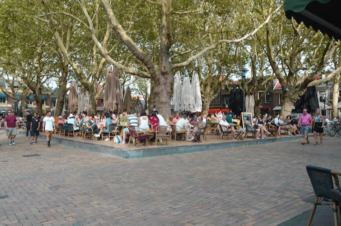 Una piazza alberata a Delft, in Olanda