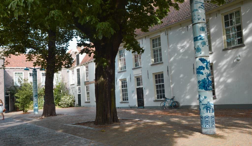 Delft: un viale con lampioni decorati artisticamente