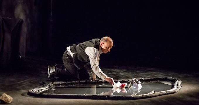 Giuseppe Cederna nello spettacolo "Da questa parte del mare"