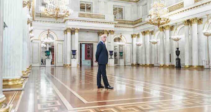 Toni Servillo in una scena del film "Ermitage"