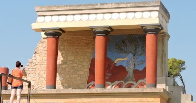 Cnosso: affresco con toro che incorna un ulivo