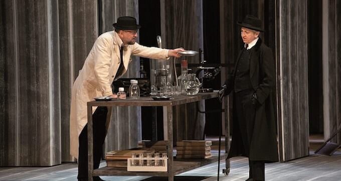 Massimo Popolizio e Maria Paiato in "Un nemico del popolo" (foto di Giuseppe Distefano)