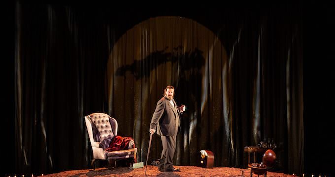 Giuseppe Battiston in "Winston vs Churchill" (foto di Noemi Ardesi)