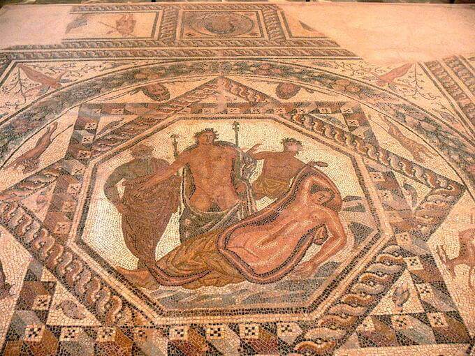 Museo Archeologico di Chania: mosaico con Dioniso e Arianna. Foto di Wolfgang Sauber (WikiMedia)