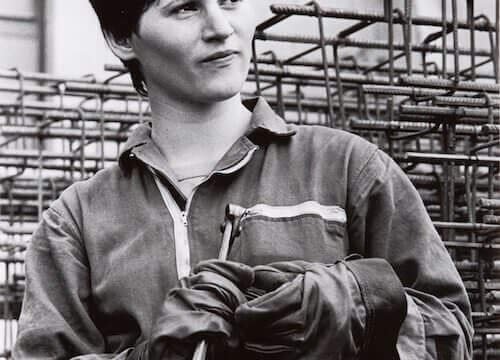 Paola Agosti, Forlì, 1978. Giovane operaia ferraiola in cantiere. © Paola Agosti