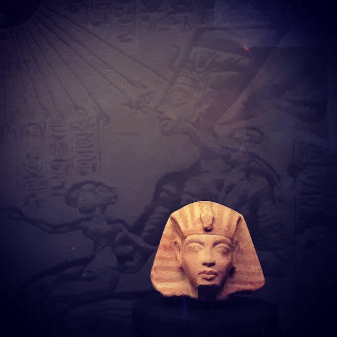 Testa di figurina funeraria di Akhaneton, ca 1333 a.C. Quarzite dipinta, h 7,6 cm. Collezione privata (foto di Saul Stucchi)