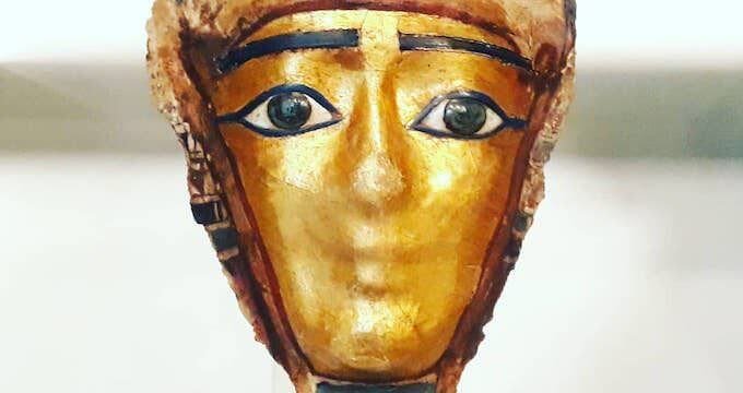 Maschera funeraria egizia esposta al Museo di Mariemont in Belgio