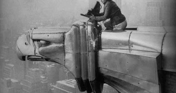 Margaret Bourke-White al lavoro in cima al grattacielo Chrysler, New York City