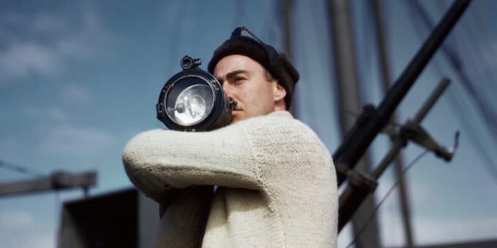 Robert Capa, Un membro dell'equipaggio segnala a un'altra nave di un convoglio alleato che attraversa l'Atlantico