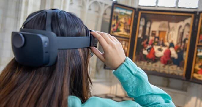 Caschetto con lenti "HoloLens 2" a Lovanio. Foto di Dirk Leemans