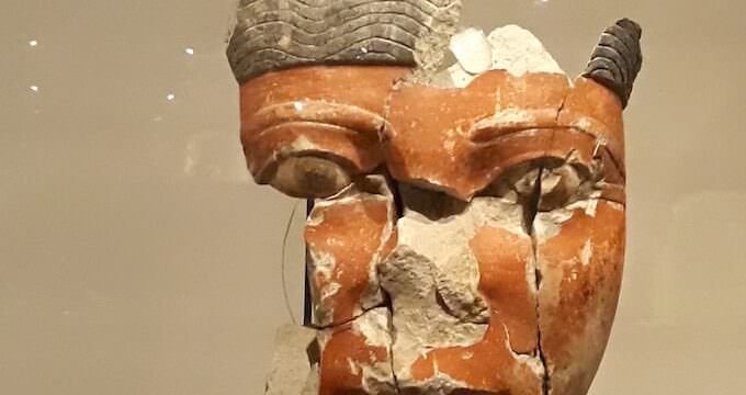 Frammento di statua di nomarca del Medio Regno