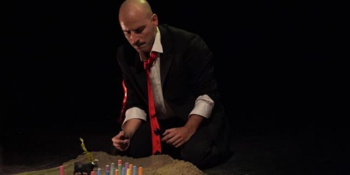 Antonio Piccolo in "Troia City, la verità sul caso Aléxandros" (foto di Luca Del Pia)