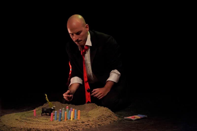 Antonio Piccolo in "Troia City, la verità sul caso Aléxandros" (foto di Luca Del Pia)