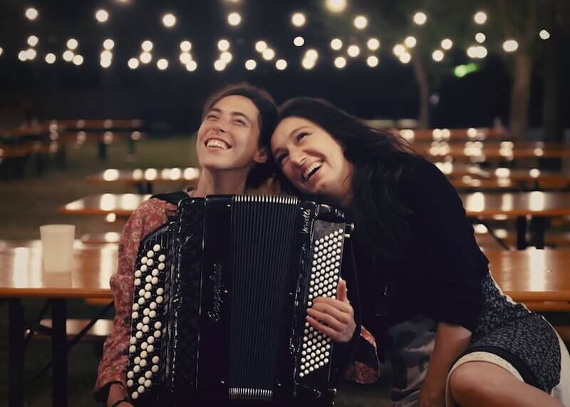 Giulia Bertasi e Arianna Scommegna in "Un albero di trenta piani"