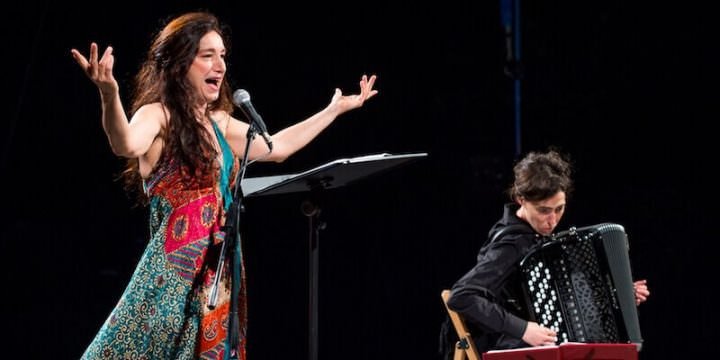 Arianna Scommegna e Giulia Bertasi nello spettacolo "Un albero di trenta piani" (foto di Alvise Crovato)