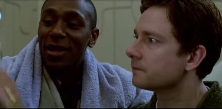 Uno screenshot del film “Guida galattica per autostoppisti” di Garth Jennings