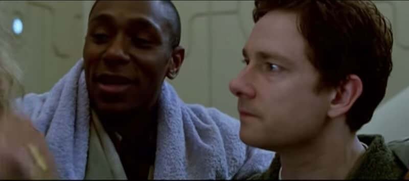 Uno screenshot del film “Guida galattica per autostoppisti” di Garth Jennings