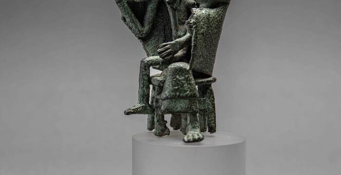 Statuetta di donna seduta con il figlio, bronzo, sito di Santa Vittoria di Serri, Età del Ferro, © Museo archeologico nazionale Cagliari