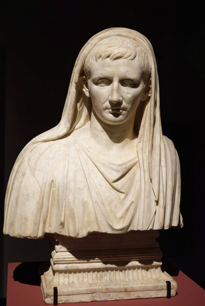 Statua di Augusto. Mostra “L’Empereur romain, un mortel parmi les dieux” al Musée de la Romanité di Nîmes - Foto: © Stéphane Ramillon