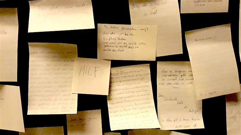 Bacheca con commenti dei visitatori alla mostra “Higher Powers. Of People, Gods and Forces of Nature” al Kunsthistorisches Museum di Vienna