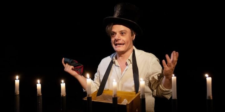 Lino Musella in "Tavola tavola, chiodo chiodo". Foto di Mario Spada