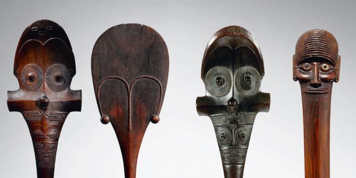 Quattro bastoni esposti alla mostra "Power and Prestige" a Venezia