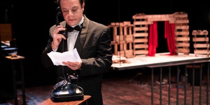 Lino Musella in "Tavola tavola, chiodo chiodo..." (foto di Mario Spada)