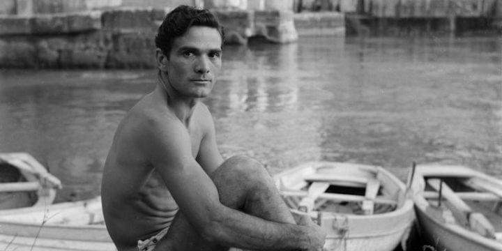 Gabriella Drudi Scialoja, Pier Paolo Pasolini ritratto sul Tevere, Roma anni ‘50. © Fondazione Toti Scialoja, Roma
