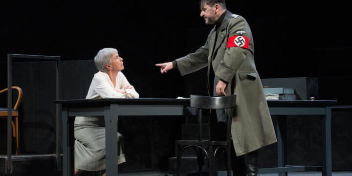 Ottavia Piccolo e Paolo Pierobon in "Eichmann. Dove inizia la notte". Foto di Tommaso Le Pera