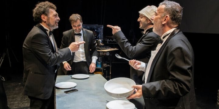 Una scena de "La grande abbuffata", spettacolo di Francesco Maria Asselta e Michele Sinisi. Foto di Luca Del Pia