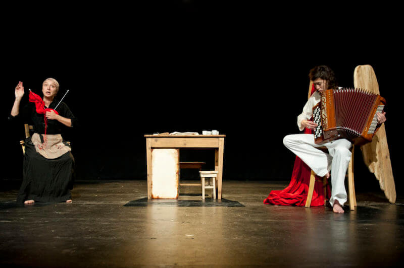 Arianna Scommegna e Giulia Bertasi in "Mater strangosciàs" di Giovanni Testori (foto di Serena Serrani)