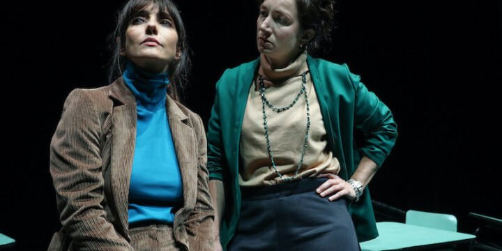 Ambra Angiolini e Arianna Scommegna nello spettacolo "Il nodo" di Johnna Adams
