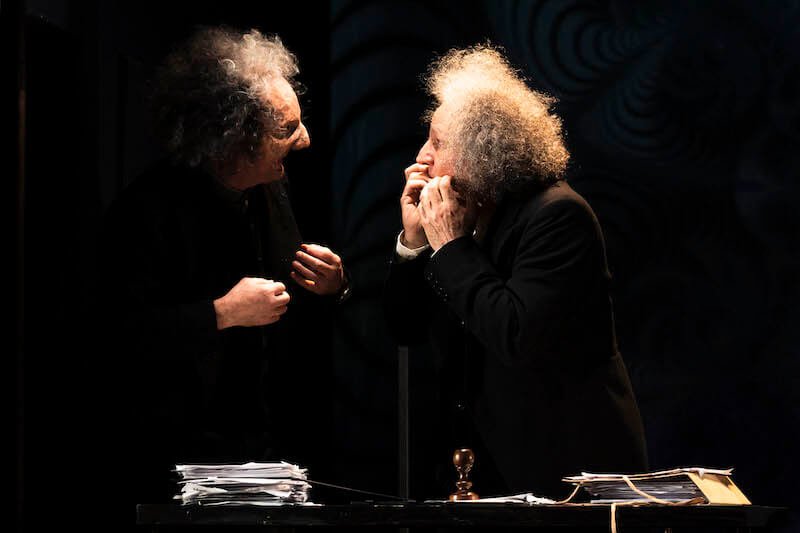 Fabio Bussotti ed Elia Schilton nello spettacolo "Il sosia". Foto di Noemi Ardesi