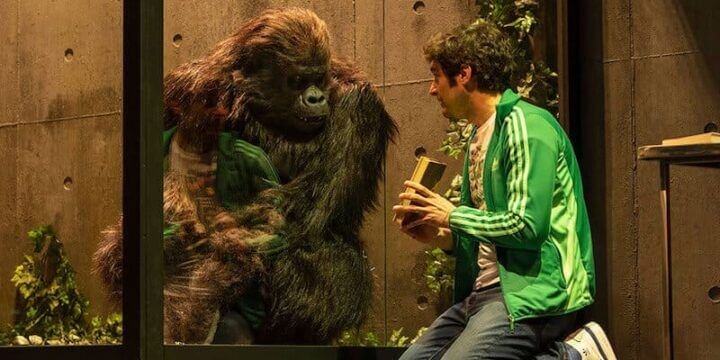 Lorenzo Grilli (nei panni del gorilla Tandzo) e Lino Guanciale in "Zoo" di Sergio Blanco. Foto di Masiar Pasquali