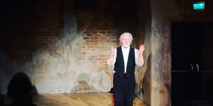 Roberto Anglisani al termine dello spettacolo "Giobbe. Storia di un uomo semplice"