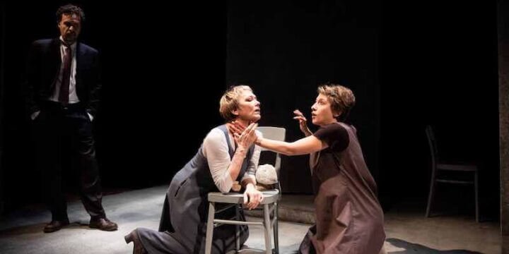 Una scena dello spettacolo "Anna dei Miracoli" (foto di Margherita Mirabella)