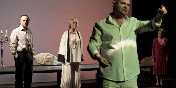 Una scena dello spettacolo "Non si sa come" di Pirandello al Pacta Salone di Milano. Foto di Elena Savino