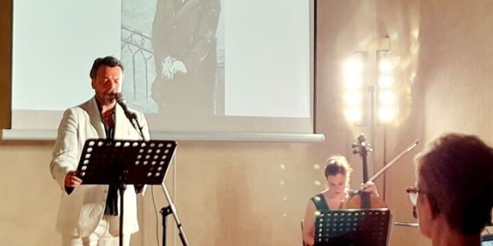 Mino Manni e Giulia Lanati nello spettacolo "L'urlo di Fëdor Dostoevskij: la bellezza salverà il mondo" ad Abbiategrasso