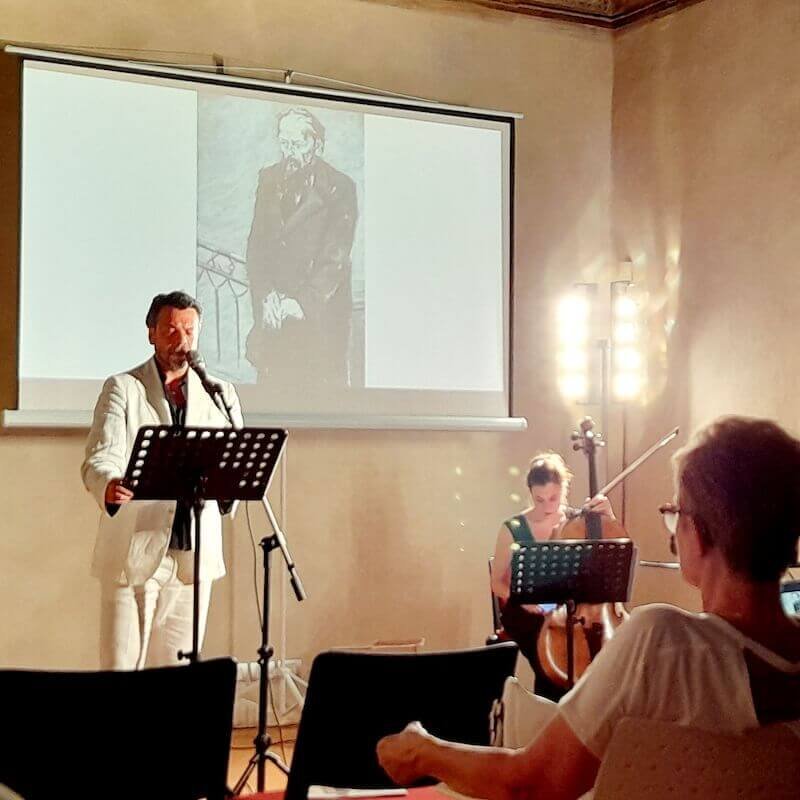 Mino Manni e Giulia Lanati nello spettacolo "L'urlo di Fëdor Dostoevskij: la bellezza salverà il mondo" ad Abbiategrasso