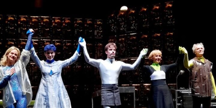 Gli attori salutano il pubblico al termine dello spettacolo "R.A.M." di Edoardo Erba al Teatro Franco Parenti di Milano