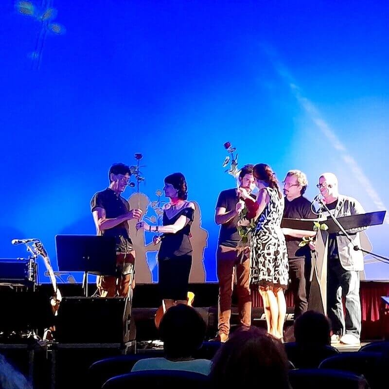 Massimo Zamboni riceve da Elisabetta Sgarbi la rosa della Milanesiana al Cinema Mexico di Milano. Foto di Saul Stucchi