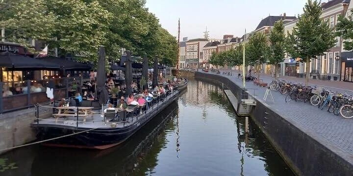 Chiatte in un canale di Leeuwarden in Frisia