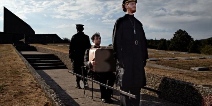 Una scena dello spettacolo "La montagna incantata" di Archivio Zeta al Cimitero Militare Germanico al Passo della Futa. Foto di Franco Guardascione