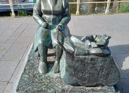 Statua dedicata a Betje e Roosje Cohen, venditrici ambulanti a Leeuwarden