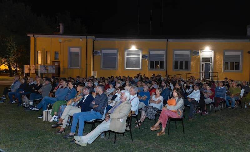 Pubblico dello spettacolo "Tutto il mio folle amore lo soffia il vento" dedicato a Pier Paolo Pasolini, ideato e diretto da Mino Manni.