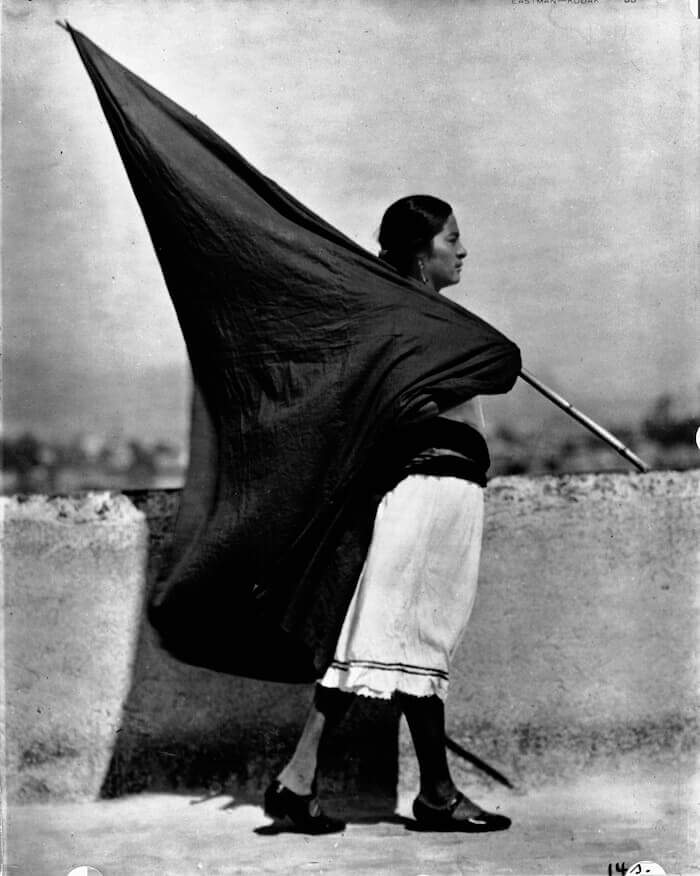 Tina Modotti, Donna con bandiera. Anno: 1928, Messico © Tina Modotti